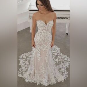 Blue collection by Brand ENZOANI white size 10 Never worn, not altered!